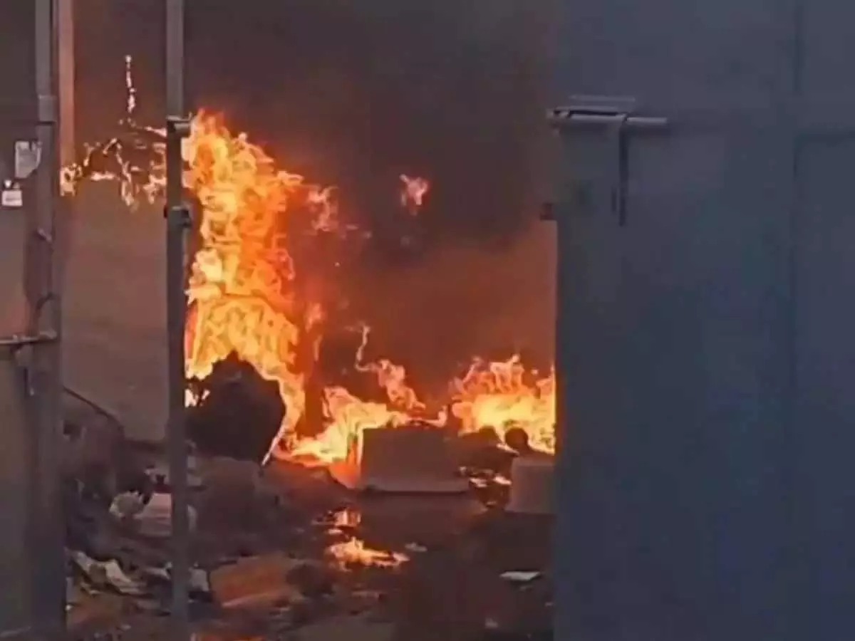 Hyderabad के कटेधन में प्लास्टिक कंपनी में लगी आग Hyderabad के कटेधन में प्लास्टिक कंपनी में लगी आग