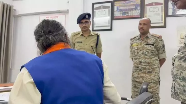 CG BREAKING: सांसद ने टीआई को लगाई फटकार, देखें VIDEO...