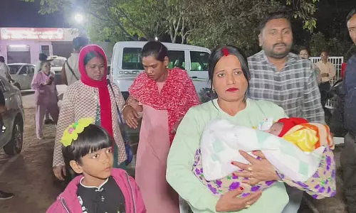 जिला अस्पताल में बच्चों की अदला-बदली, महिलाओं को सौंपे गए वास्तविक बच्चे जिला अस्पताल में बच्चों की अदला-बदली, महिलाओं को सौंपे गए वास्तविक बच्चे