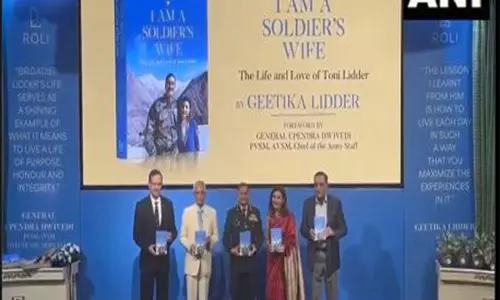 सेना प्रमुख ने गीतिका लिडर की पुस्तक I am a Soldier Wife का विमोचन किया