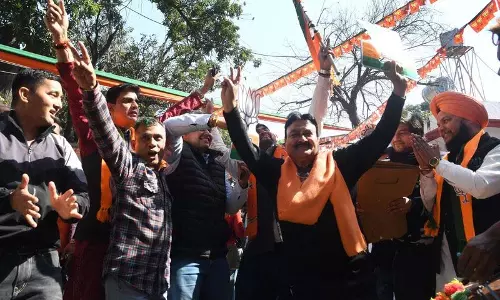 Delhi: जीत के बाद राजधानी में जश्न का माहौल Delhi: जीत के बाद राजधानी में जश्न का माहौल