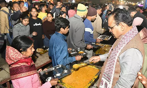 Rajasthan CM ने प्रयागराज में श्रद्धालुओं को प्रसाद परोसा