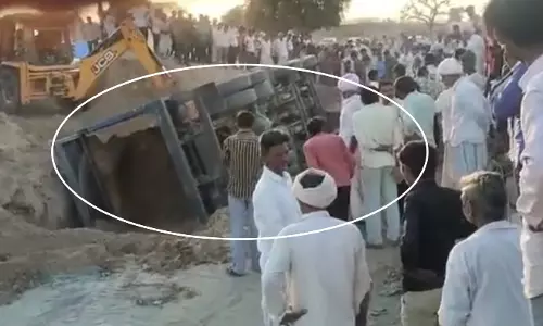 रेत से भरा डंपर पलटा, चपेट में आने से चार लोगों की दर्दनाक मौत