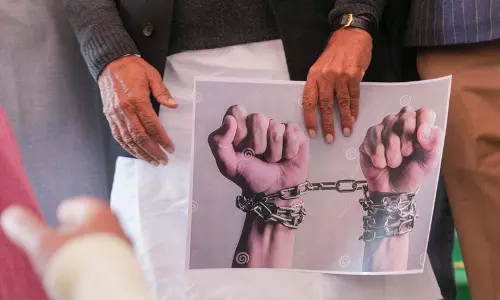 अमेरिका से अवैध प्रवासियों को बेड़ियों में जकड़कर वापस भेजना गलत: अठावले अमेरिका से अवैध प्रवासियों को बेड़ियों में जकड़कर वापस भेजना गलत: अठावले