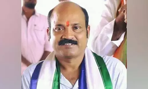 Andhra: विधायक के साथ तनाव के बीच विजयवाड़ा के सीआई ने ली छुट्टी Andhra: विधायक के साथ तनाव के बीच विजयवाड़ा के सीआई ने ली छुट्टी