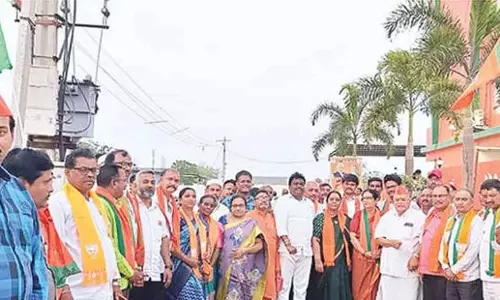 Andhra: गुंटूर में जीत पर भाजपा नेताओं में खुशी Andhra: गुंटूर में जीत पर भाजपा नेताओं में खुशी