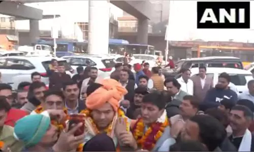 New Delhi सीट जीतने के बाद भाजपा के प्रवेश वर्मा अपने पैतृक गांव मुंडका पहुंचे