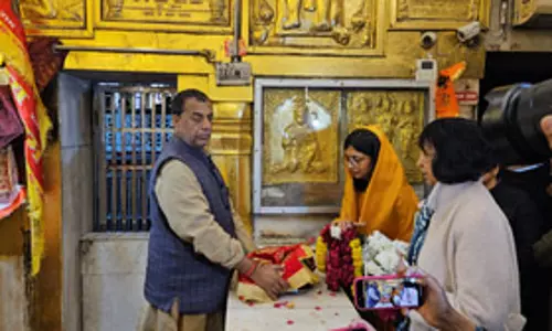 स्वाति मालीवाल ने हनुमान मंदिर में की पूजा-अर्चना, कहा- सत्य परेशान हो सकता है, लेकिन पराजित नहीं स्वाति मालीवाल ने हनुमान मंदिर में की पूजा-अर्चना, कहा- सत्य परेशान हो सकता है, लेकिन पराजित नहीं