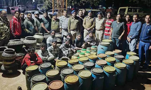 भेष बदलकर पहुंची पुलिस, नजारा देख पैरों तले खिसकी जमीन, 8 गिरफ्तार भेष बदलकर पहुंची पुलिस, नजारा देख पैरों तले खिसकी जमीन, 8 गिरफ्तार