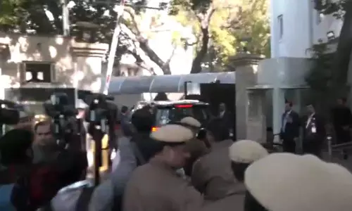 आतिशी ने दिल्ली के मुख्यमंत्री पद से दिया इस्तीफा, राजभवन पहुंचीं आतिशी ने दिल्ली के मुख्यमंत्री पद से दिया इस्तीफा, राजभवन पहुंचीं