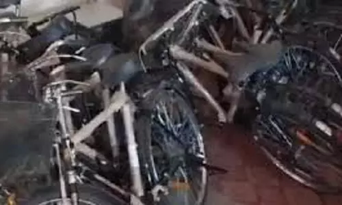 Dhar News: हाई स्कूल से 25 साइकिलें चोरी, हंगामा Dhar News: हाई स्कूल से 25 साइकिलें चोरी, हंगामा