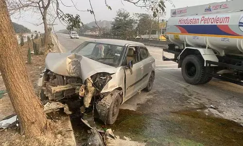 Assam : बोंगाईगांव में चार पहिया वाहन पेड़ से टकराया, किसी के हताहत होने की खबर नहीं Assam : बोंगाईगांव में चार पहिया वाहन पेड़ से टकराया, किसी के हताहत होने की खबर नहीं
