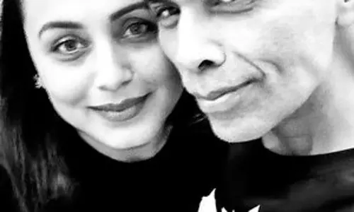 Karan Johar, रानी मुखर्जी ने सेल्फी में बिखेरा मोनोक्रोम जादू
