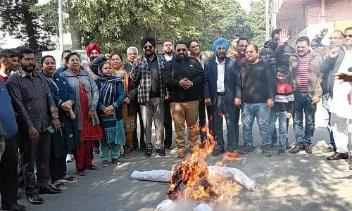Punjab: कांग्रेस कार्यकर्ताओं ने केंद्र सरकार का पुतला फूंका