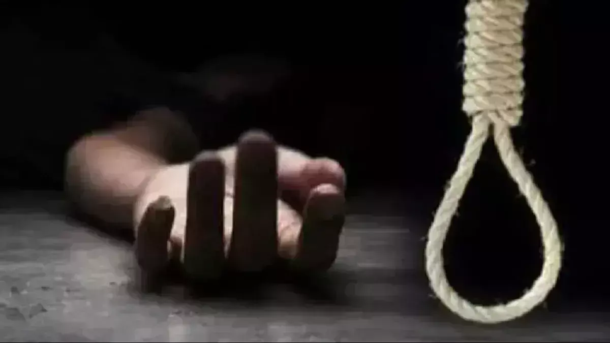 Hamirpur : युवक ने फांसी लगाकर जान दे दी, जांच में जुटी पुलिस Hamirpur : युवक ने फांसी लगाकर जान दे दी, जांच में जुटी पुलिस