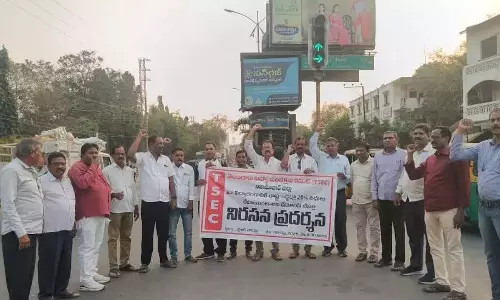 TSEC ने शिक्षा के लिए 20% फंड की मांग को लेकर विरोध प्रदर्शन किया TSEC ने शिक्षा के लिए 20% फंड की मांग को लेकर विरोध प्रदर्शन किया
