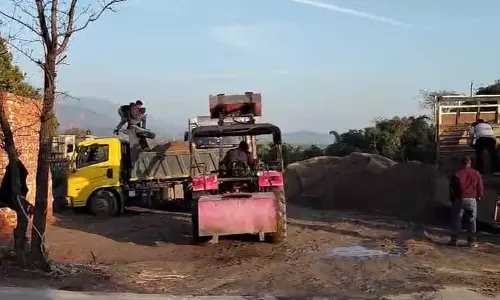 Himachal: धूल और गड़बड़ी, ग्रामीणों ने नए डंपिंग स्थल का विरोध किया Himachal: धूल और गड़बड़ी, ग्रामीणों ने नए डंपिंग स्थल का विरोध किया