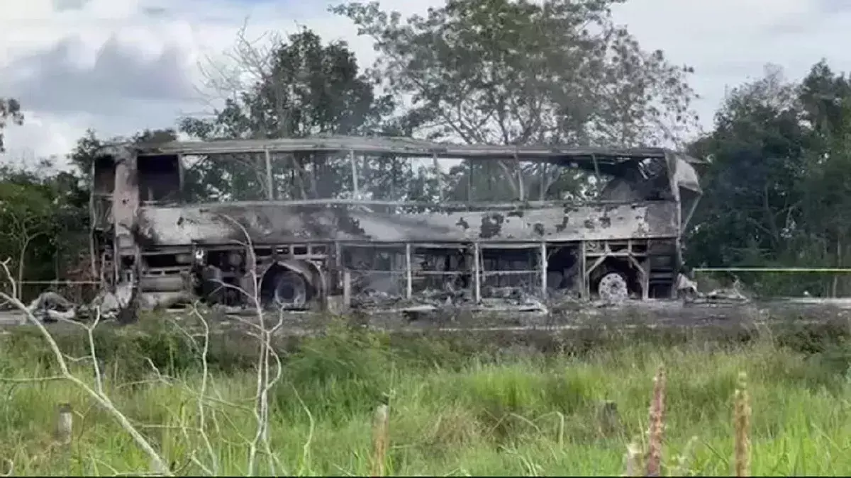 mexico: पैसेंजरों से भरी बस ट्रेलर से भिड़ी, 41 लोगों की मौत mexico: पैसेंजरों से भरी बस ट्रेलर से भिड़ी, 41 लोगों की मौत