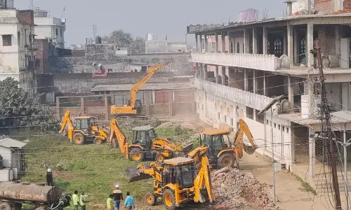 Kushinagar: मस्जिद पर चला बुलडोजर, प्रशासन ने तीन बार भेजा नोटिस Kushinagar: मस्जिद पर चला बुलडोजर, प्रशासन ने तीन बार भेजा नोटिस