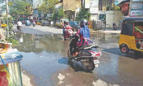 Chennai के हंटर्स रोड पर नाले का पानी ओवरफ्लो होने से दैनिक यात्री परेशान Chennai के हंटर्स रोड पर नाले का पानी ओवरफ्लो होने से दैनिक यात्री परेशान