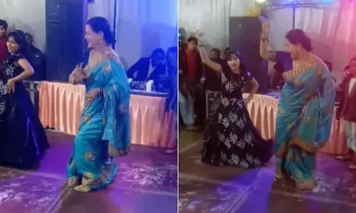 आंटी ने डांस स्टेप से फ्लोर पर मचाया बवाल, VIDEO हुआ जमकर वायरल आंटी ने डांस स्टेप से फ्लोर पर मचाया बवाल, VIDEO हुआ जमकर वायरल