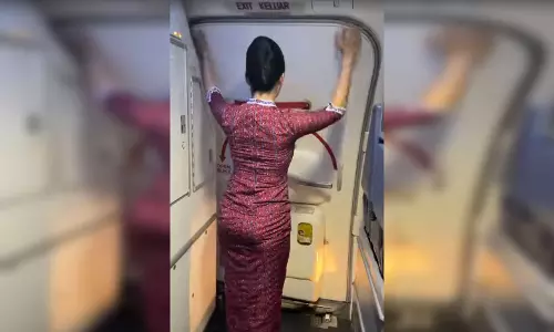 एयर होस्टेस का ऐसा वीडियो नहीं देखा होगा...वीडियो इंटरनेट पर छाया