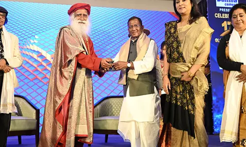 Assam के राज्यपाल ने पत्रकारिता में नैतिक मानकों का आह्वान किया, वरिष्ठ पत्रकारों को सम्मानित किया