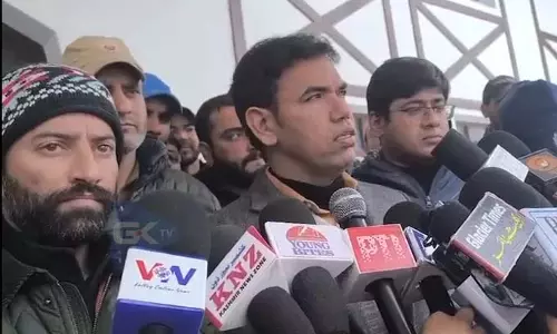 मंडलायुक्त Kashmir ने सोनमर्ग का दौरा किया, अग्नि पीड़ितों को पूर्ण सहायता का आश्वासन दिया मंडलायुक्त Kashmir ने सोनमर्ग का दौरा किया, अग्नि पीड़ितों को पूर्ण सहायता का आश्वासन दिया