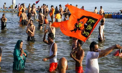 Maha Kumbh: आज 80 लाख से ज़्यादा श्रद्धालुओं ने संगम में पवित्र डुबकी लगाई