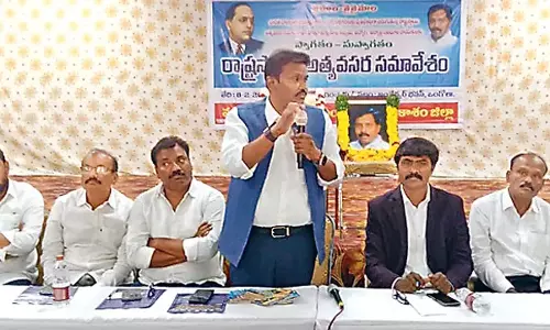 Andhra: आईपीएस अधिकारी सरकार विरोधी प्रस्ताव में शामिल Andhra: आईपीएस अधिकारी सरकार विरोधी प्रस्ताव में शामिल