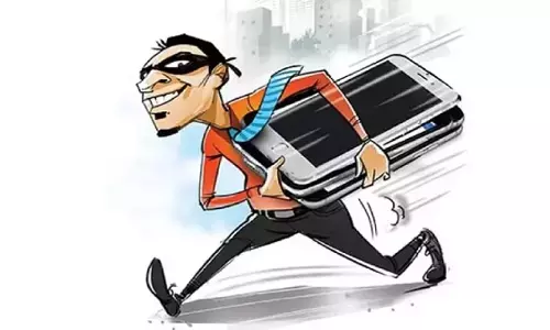 Pallavan सलाई में पुलिसकर्मी बनकर शख्स ने इलेक्ट्रीशियन का फोन छीन लिया