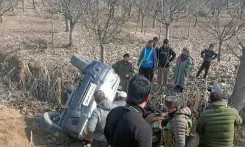 Baramulla में महबूबा मुफ्ती की एस्कॉर्ट गाड़ी सड़क से फिसली, तीन पुलिसकर्मी घायल