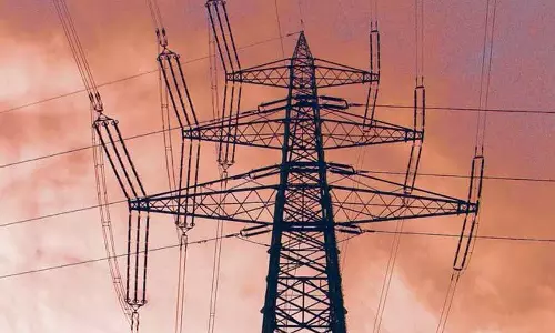 Mohali में लटकते बिजली के तार सुरक्षा के लिए खतरा बने Mohali में लटकते बिजली के तार सुरक्षा के लिए खतरा बने