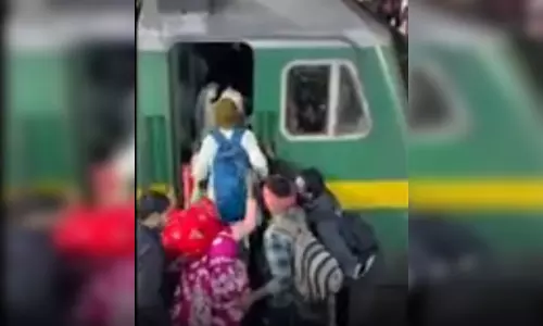 OMG! महाकुंभ स्पेशल ट्रेन के इंजन में यात्री घुसे, जवान भड़का