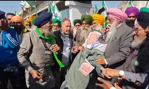 निर्वासितों के साथ दुर्व्यवहार के लिए किसानों ने US के खिलाफ प्रदर्शन किया
