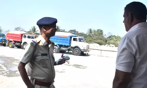 GOA: पुलिस ने कर्टोरिम में काले धातु से लदे 3 ओवरलोड ट्रक जब्त किए GOA: पुलिस ने कर्टोरिम में काले धातु से लदे 3 ओवरलोड ट्रक जब्त किए