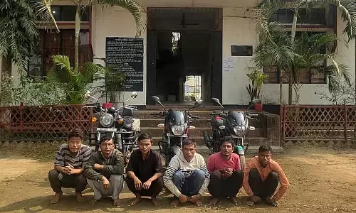 Assam : गोलपाड़ा में कई बाइक चोर गिरफ्तार, आठ चोरी की मोटरसाइकिलें बरामद Assam : गोलपाड़ा में कई बाइक चोर गिरफ्तार, आठ चोरी की मोटरसाइकिलें बरामद