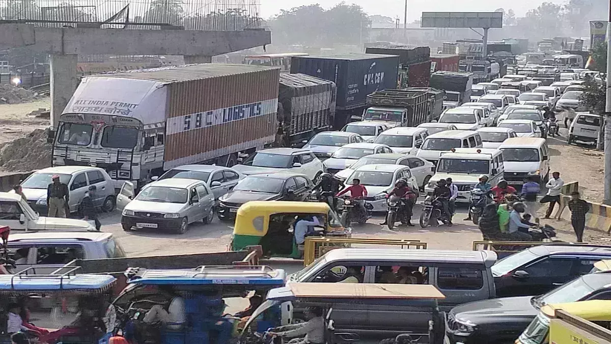 Kanpur से प्रयागराज तक लगा जाम, लोग हुए परेशान Kanpur से प्रयागराज तक लगा जाम, लोग हुए परेशान