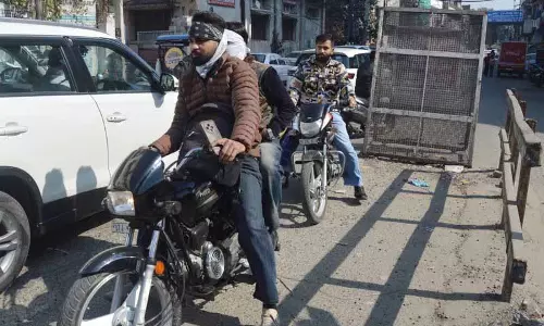 Lakkar Bridge पर यात्री जोखिम भरा रास्ता अपनाना जारी