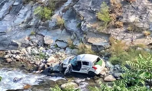 Dalhousie: गहरी खाई में गिरी कार, एक की हुई मौत 6 घायल