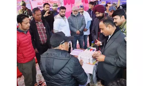 Jammu: मंडलायुक्त ने लाल द्रमन में शीतकालीन महोत्सव का उद्घाटन किया