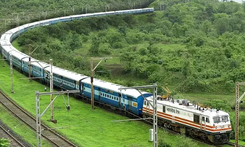 ट्रेन को पटरी से उतारने की कोशिश नाकाम, मचा हड़कंप, लोको पायलट ने क्या देखा?