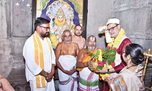 Telangana : मुख्य न्यायाधीश सुजय पाल ने परिवार के सदस्यों के साथ पंचनरसिंहस्वामी मंदिर का दौरा किया