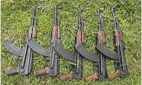 थौबल में मणिपुर राइफल्स चौकी से 6 SLR, 3 एके राइफलें, गोला-बारूद लूटा गया