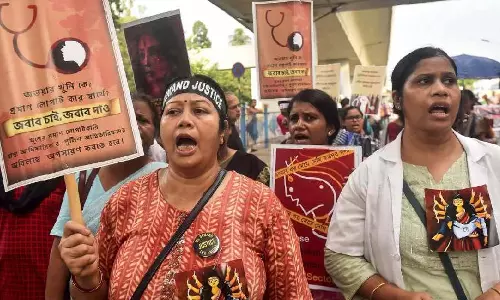 RG कर पीड़िता के जन्मदिन पर न्याय की मांग को लेकर कलकत्ता में मौन रैली निकाली