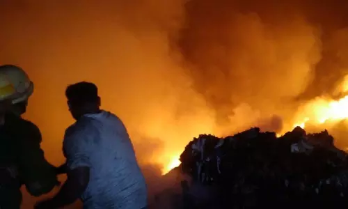 Kolkata: नारकेलडांगा झुग्गी बस्ती में भीषण आग, एक व्यक्ति की मौत