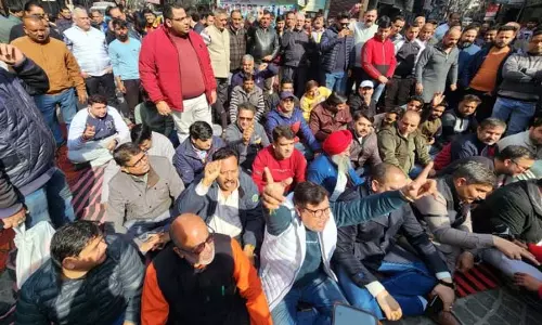 सुरक्षा बढ़ाने की मांग को लेकर ज्वैलर्स ने Jammu में किया प्रदर्शन