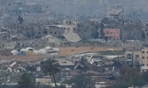 इजरायली सेना ने युद्ध विराम समझौते के तहत Gaza के महत्वपूर्ण गलियारे से हटना शुरू किया इजरायली सेना ने युद्ध विराम समझौते के तहत Gaza के महत्वपूर्ण गलियारे से हटना शुरू किया