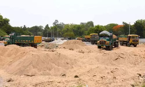 Telangana: ट्रक मालिकों के संघ ने रेत लोडिंग में अनियमितताओं की शिकायत की