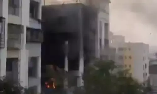 Pune: रिहायशी इमारत में भीषण आग लगी, एक महिला की मौत, एक अन्य घायल